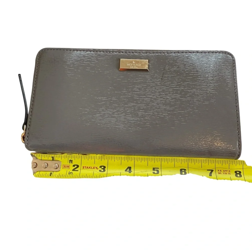 KATE SPADE NEW YORK GRAY PATENT ZIP-AROUND WALLET